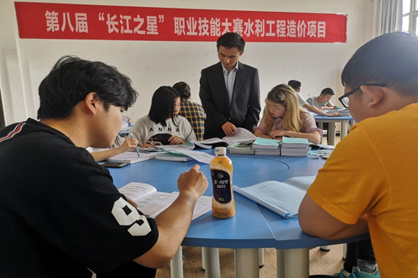 20200103899536.jpg 照片3侯林峰老师指导学生实训_副本.jpg